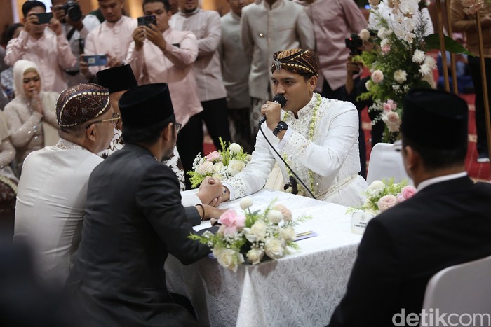 Masayu Clara dan Qausar Harta Yudana Masayu Clara dan Qausar Harta Yudana usai melakukan akad nikah di masjid Istiqlal, Jakarta, Jumat, (20/5/2022).