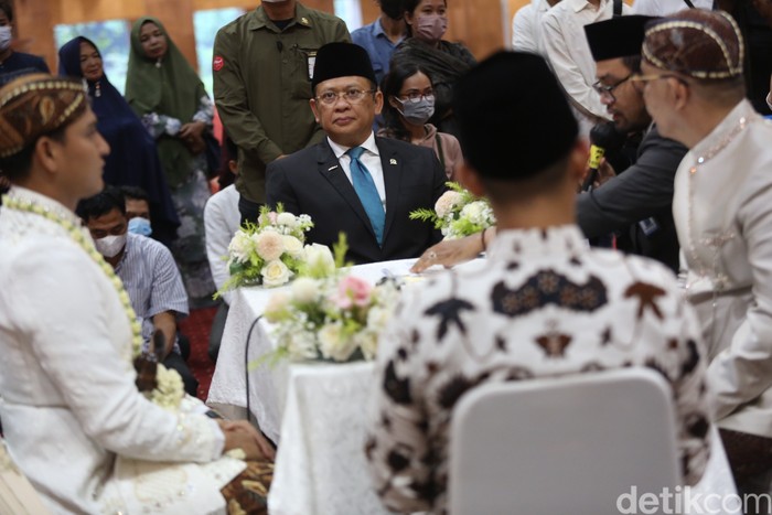Masayu Clara dan Qausar Harta Yudana Masayu Clara dan Qausar Harta Yudana usai melakukan akad nikah di masjid Istiqlal, Jakarta, Jumat, (20/5/2022).