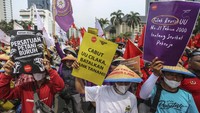 Sebelumnya, massa mengawali aksi dengan long march. Massa buruh juga terlihat membawa beberapa atribut seperti bendera Indonesia, bendera KASBI, dan spanduk yang berisi tuntutan mereka.