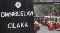 Imbas adanya aksi tersebut Jalan Medan Merdeka Barat pun ditutup. Kemudian jembatan penyeberangan orang (JPO) di Patung Kuda pun tampak dipasangi kawat berduri dan garis polisi.