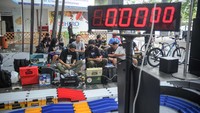 Peserta menyiapkan tamiya sebelum bertanding di Paskal Hyper Square, Bandung, Jawa Barat, Sabtu (21/5/2022).