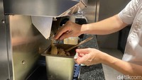 “Kalau di Amerika, orang-orang akrab dengan rasa peanut and butter atau selai kacang. Nah, kalau di Argentina, selai favorit kita itu Dulce De Leche. Ini merupakan paduan antara susu dan karamel. Rasanya manis. Ada orang yang bilang ini terlalu manis, padahal kandungan gulanya mirip dengan selai lainnya,” ungkap Chef Victor, yang menunjukkan langsung cara pembuatan gelato Dulce de Leche khas Sudestada Heladeria. Foto: detikFood