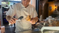 “Kalau es krim kebanyakan toppingnya di letakkan di atasnya. Tapi kalau gelato, kita selalu campur dengan ‘seed’ entah itu biji-bijian seperti pistachio, buah hingga cokelat, jadi toppingnya itu menyatu di setiap suapan,” ungkap Chef Victor.  Foto: detikFood