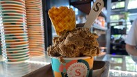 Untuk harga tak perlu khawatir, karena 24 varian gelato di Sudestada Heladeria ini harganya masih terjangkau. Untuk ukuran small cup harganya Rp 35.000 saja, dan ukuran large cup sekitar Rp 60.000. Untuk tambahan cone hanya dikenakan Rp 5.000 saja. Yuk cobain! Foto: detikFood