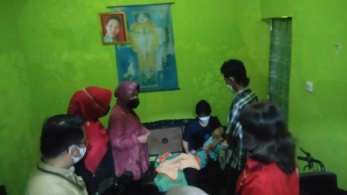 Mensos Risma kunjungi bocah lumpuh penderita infeksi selaput otak di Dengkeng, Wedi, Klaten, Jumat (20/5/2022) malam.