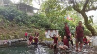 Sejuknya kolam pemandian yang jernih airnya