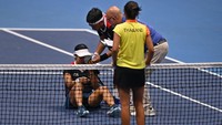 Di set berikutnya, Aldila sempat terjatuh lantaran pukulan bola pasangan Thailand tak sengaja mengenai wajah Aldila. Meski begitu, Aldila/Christo mampu bangkit.