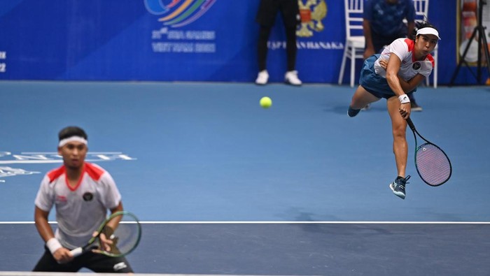 Momen Aldila/Christo Sukses Pertahankan Emas SEA Games Petenis Indonesia Aldila Sutjiadi (kanan) dan pasangannya dalam tim, Christopher Rungkat (kiri) melakukan servis bola ke arah lawannya asal Thailand Patcharin Cheapchandej dan Pruchya Isaro pada babak final nomor ganda campuran tenis SEA Games 2021 Vietnam di Hanaka Paris Ocean Park, Bac Ninh, Vietnam, Jumat (20/5/2022). Christo dan Aldila berhasil meraih medali emas nomor tersebut setelah mengalahkan lawannya dengan skor 6-7 (7-9), 6-2, dan (10-5). ANTARA FOTO/Aditya Pradana Putra/foc.