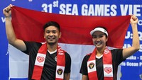 Aldila dan Christo membawa bendera Merah Putih usai mengalahkan lawannya asal Thailand Patcharin Cheapchandej dan Pruchya Isaro.