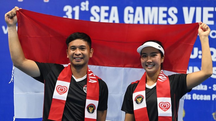 Petenis Indonesia Aldila Sutjiadi (kanan) dan pasangannya dalam tim, Christopher Rungkat (kiri) melakukan servis bola ke arah lawannya asal Thailand Patcharin Cheapchandej dan Pruchya Isaro pada babak final nomor ganda campuran tenis SEA Games 2021 Vietnam di Hanaka Paris Ocean Park, Bac Ninh, Vietnam, Jumat (20/5/2022). Christo dan Aldila berhasil meraih medali emas nomor tersebut setelah mengalahkan lawannya dengan skor 6-7 (7-9), 6-2, dan (10-5). ANTARA FOTO/Aditya Pradana Putra/foc.