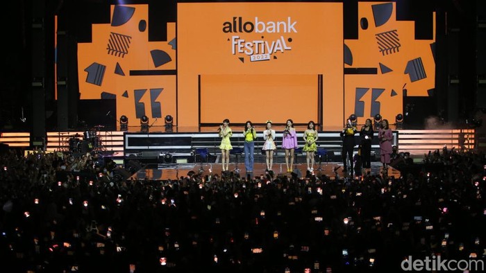 Momen Lucu Red Velvet Main Games Nyapu hingga Nyetrika Red Velvet kembali tampil di panggung Allo Bank Festival 2022 hari kedua. Setelah dua lagu yang mereka tampilkan sebelumnya, Red Velvet kali ini bermain games seru, Sabtu, 21/5/2022.