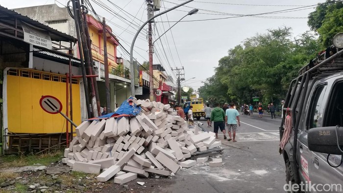 Muatan batu bata ringan yang tumpah di Jalan Veteran Solo, Sabtu (21/5/2022).