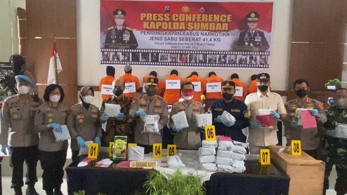 Kapolda Sumbar, Irjen.Pol.Teddy Minahasa Putra memberkan keterangan pers terkait pengungkapan 41,4 Kg Sabu di Bukittinggi. Jeka Kampai/detikSumut