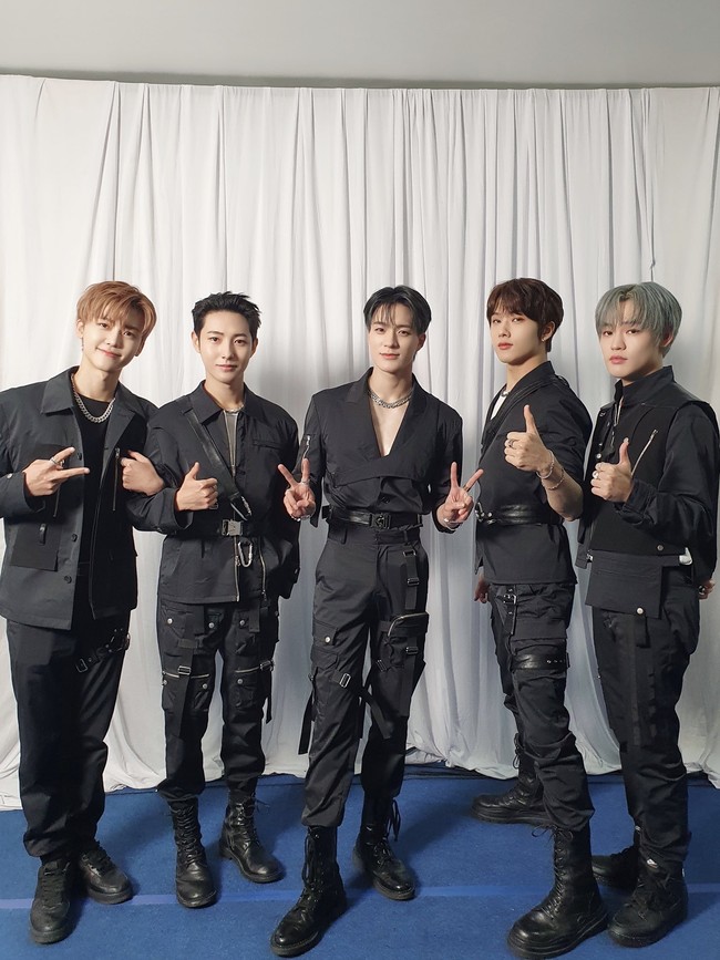 Penampilan mereka juga dilengkapi dengan kalung rantai yang memang menunjang konsep ini. Foto: Twitter NCT Dream