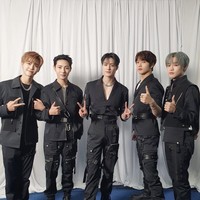 Penampilan mereka juga dilengkapi dengan kalung rantai yang memang menunjang konsep ini. Foto: Twitter NCT Dream