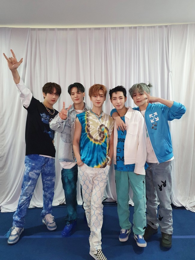 Dreamies (sebutan untuk personel NCT Dream) menampilkan konsep yang berbeda untuk dua lagu lainnya. Di segmen selanjutnya, busana mereka lebih kasual dan menonjolkan kesan youth.Foto: Twitter NCT Dream