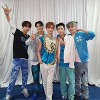 Dreamies (sebutan untuk personel NCT Dream) menampilkan konsep yang berbeda untuk dua lagu lainnya. Di segmen selanjutnya, busana mereka lebih kasual dan menonjolkan kesan youth.Foto: Twitter NCT Dream