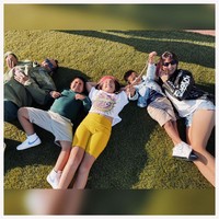 Dalam kesempatan kali ini, Nia terlihat menikmati waktunya bersama suami dan anak-anak. Ia berpakaian kasual dengan celana jeans pendek.Foto: Instagram Nia Ramadhani