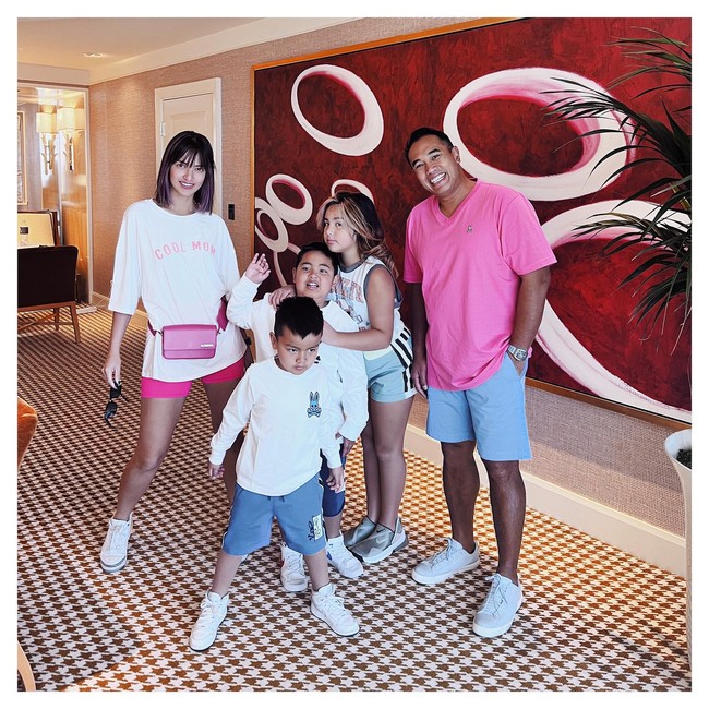 Dalam fotonya, Nia Ramadhani yang disebut mirip Lisa Blackpink setelah potong rambut pendek kembali memamerkan gaya kasualnya. Nia menunjukkan statusnya sebagai ibu keren dengan kaus bertulisan cool mom.Foto: Instagram Nia Ramadhani