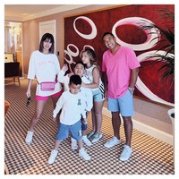 Dalam fotonya, Nia Ramadhani yang disebut mirip Lisa Blackpink setelah potong rambut pendek kembali memamerkan gaya kasualnya. Nia menunjukkan statusnya sebagai ibu keren dengan kaus bertulisan cool mom.Foto: Instagram Nia Ramadhani