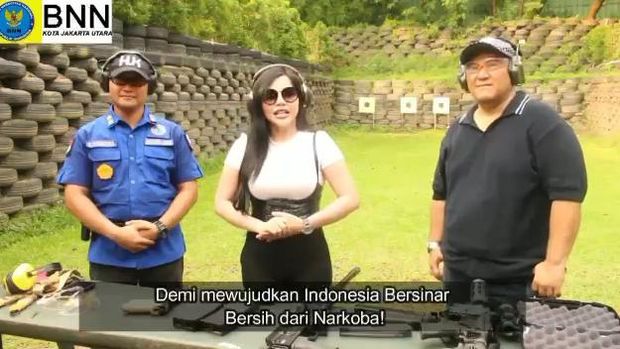 Novi Rizki latihan menembak bareng Wakil Wali Kota Jakarta Utara beserta Kepala BNN wilayah Jakarta Utara.