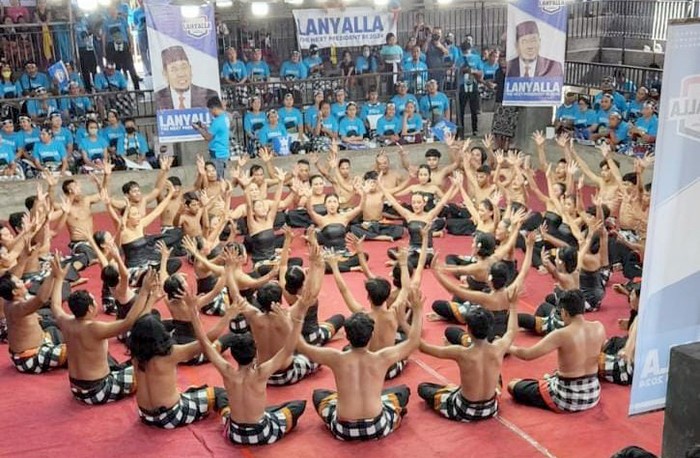 Pagelaran Budaya Bali di Deklarasi LaNyalla Maju Pilpres Ratusan masyarakat Bali yang menamakan diri pertalian Budaya Bali memberikan dukungan kepada LaNyalla Mahmud Mattalitti untuk maju di Pilpres 2024 mendatang.