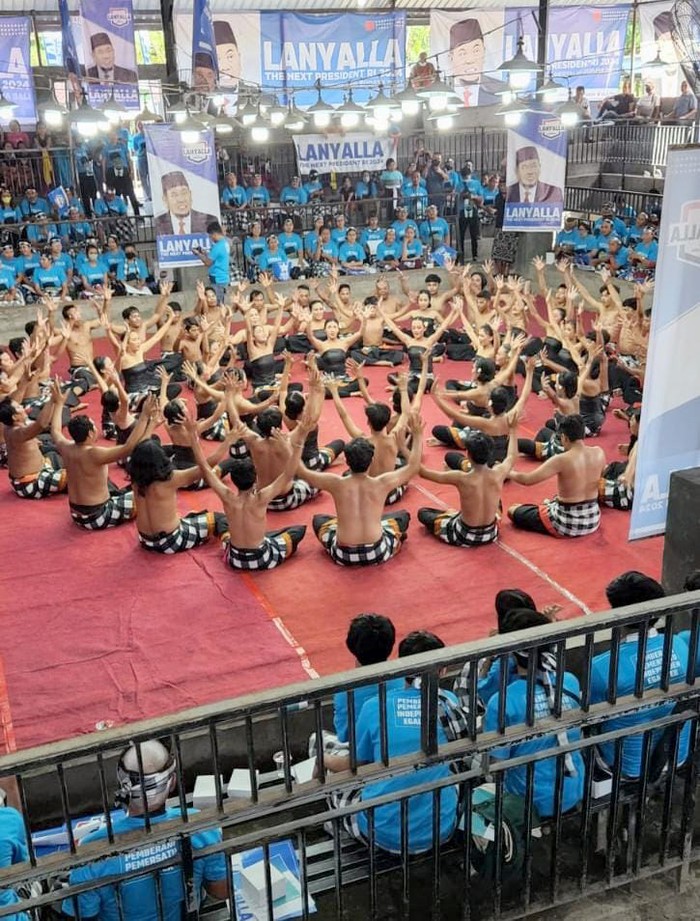 Pagelaran Budaya Bali di Deklarasi LaNyalla Maju Pilpres Ratusan masyarakat Bali yang menamakan diri pertalian Budaya Bali memberikan dukungan kepada LaNyalla Mahmud Mattalitti untuk maju di Pilpres 2024 mendatang.