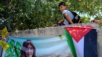 Shireen Abu Aqleh sendiri merupakan seorang reporter Al-Jazerra yang terbunuh karena tertembak oleh Pasukan Israel saat meliput pada 11 Mei 2022 lalu. Ronaldo Schemidt/AFP via Getty Images