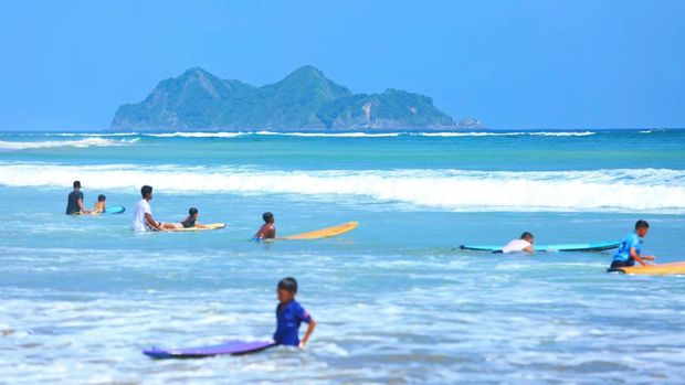 Pelatihan selancar anak muda di Pantai Merah Banyuwangi