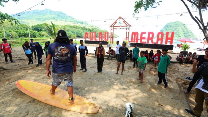 Pelatihan selancar anak muda di Pantai Merah Banyuwangi