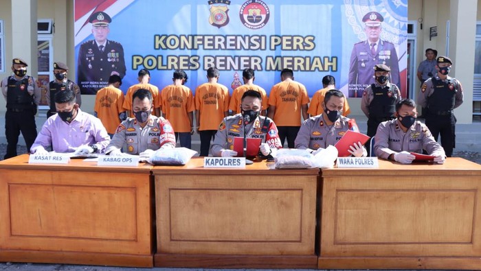 7 dari 8 pelaku pemerkosaan terhadap dua gadis remaja belasan tahun di bener meriah diperlihatkan kepada wartawan. Dok Polres Bener Meriah