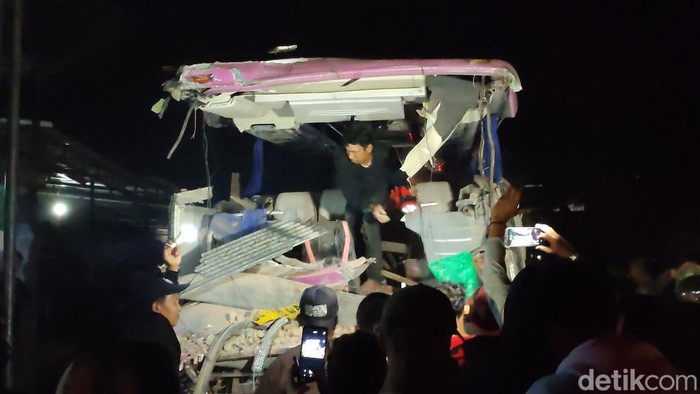 Penampakan bus PO Pandawa usai menabrak rumah yang tewaskan 4 orang di Ciamis