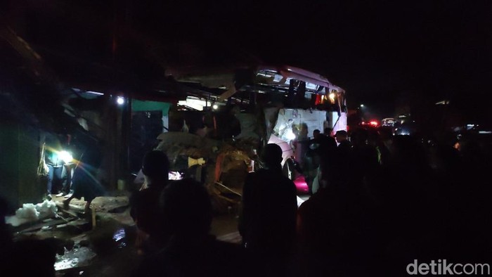 Penampakan bus PO Pendawa yang menabrak rumah rumah di Ciamis