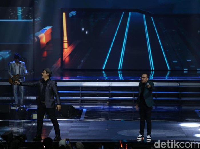 Ari Lasso tampil di panggung spesial Allo Bank Festival 2022. Aksinya ini merupakan kali pertama sejak rehat dari musik usai melawan kanker, Sabtu, 21/5/2022.