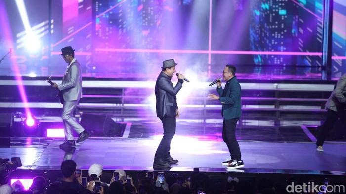 Penampilan Ari Lasso di Allo Bank Festival yang Bikin Pangling Ari Lasso tampil di panggung spesial Allo Bank Festival 2022. Aksinya ini merupakan kali pertama sejak rehat dari musik usai melawan kanker, Sabtu, 21/5/2022.