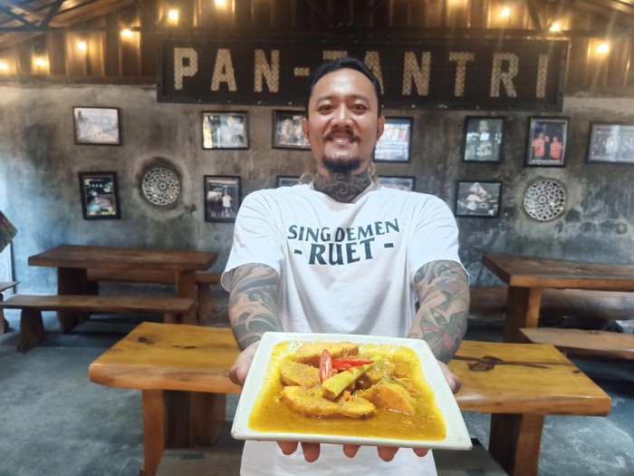 Pengelola Pan Tantri, I Kadek Dharma Apriana atau yang biasa disapa Unggit Desti ketika menunjukkan menu Telur Ikan Setan Bumbu Bali pada Sabtu (21/5/2022)