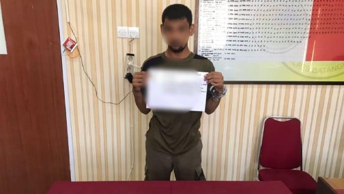 Personel Satpol PP yang kedapatan menjual bareng haram tersebut.
