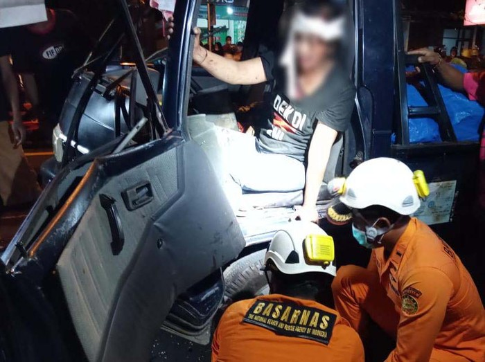personil Basarnas Karangasem saat melakukan evakuasi terhadap korban yang tergencet