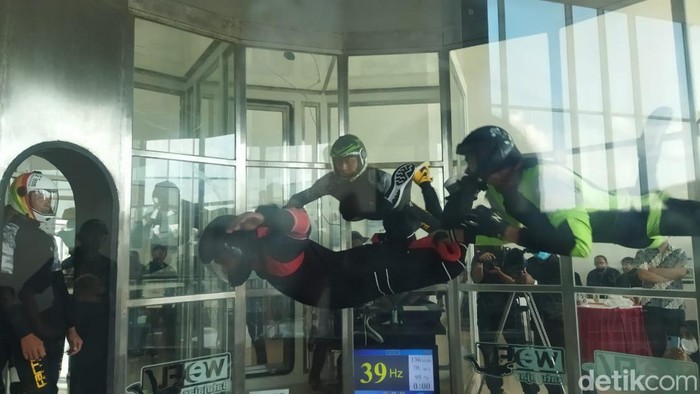 Peserta Skydiving Indoor Beraksi di dalam Wind Tunnel Raksasa