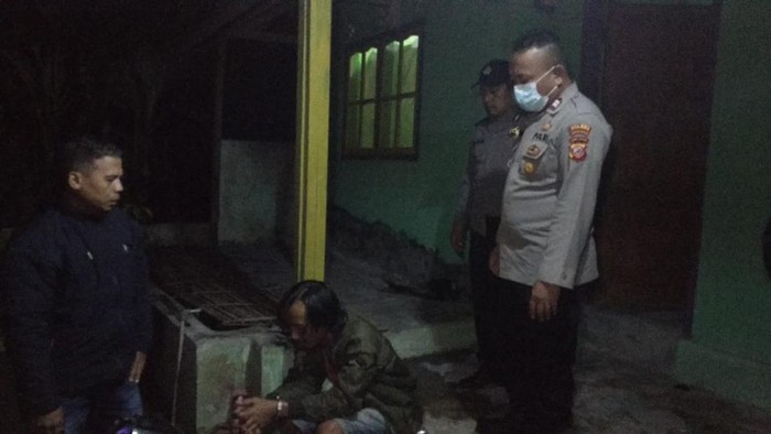 Petugas tengah mengamankan pria mabuk yang meresahkan warga.
