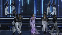 Dirinya juga berduet dengan Padi Reborn dalam lagu Mahadewi.