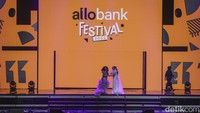Krisdayanti dan Ariannha Amora Lemos jadi penampil di panggung Allo Bank Festival 2022 Day 2, Sabtu, (21/5/2022). Melihat diva sekaliber Krisdayanti bernyanyi di atas panggung tentu sudah sering. Tapi melihatnya berduet dengan sang anak merupakan pengalaman yang spesial.
