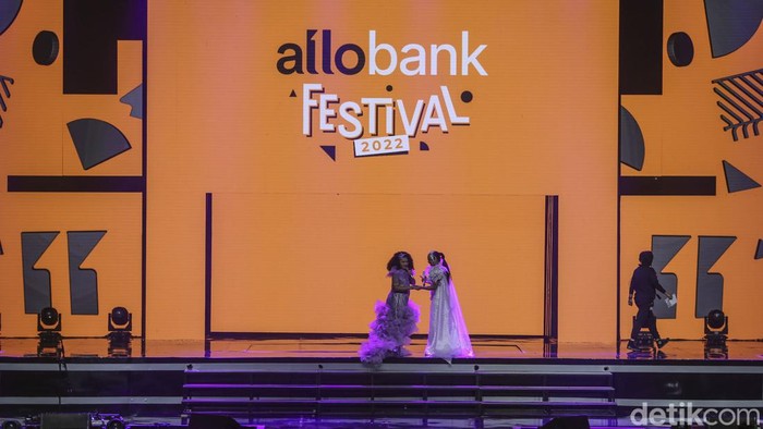 Potret Gemas Duet Krisdayanti Bareng Amora Duet Krisdayanti dan Amora sukses membuat penonton Allo Bank Festival 2022 heboh. Amora begitu menggemaskan saat bernyanyi bersama ibunya, Sabtu, 21/5/2022.