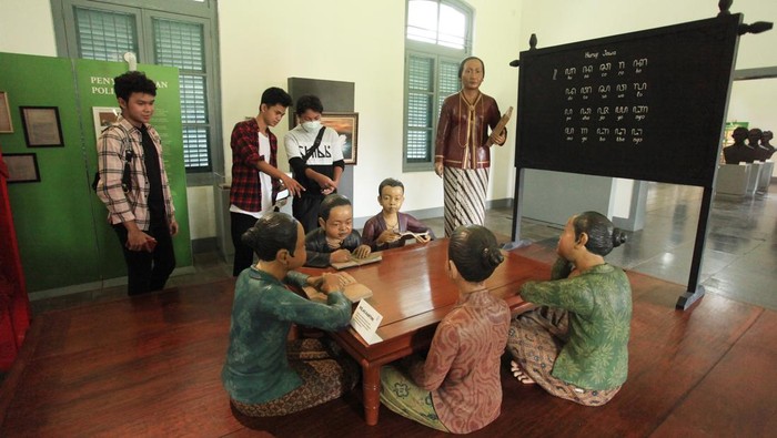 Pengunjung pelajar menyaksikan diorama sejarah pada Pameran Retrospeksi  di museum Kebangkitan Nasional di Jakarta, Sabtu (21/5/2022). Pameran Retrospeksi tersebut dalam rangka memperingati hari Kebangkitan Nasional yang berlangsung dari tanggal  20 Mei - 18 Juni 2022. ANTARA FOTO/Reno Esnir/hp.