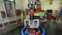 Pengunjung pelajar menyaksikan diorama sejarah pada Pameran Retrospeksi di museum Kebangkitan Nasional di Jakarta, Sabtu (21/5/2022).