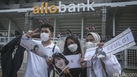 ReVeluv yang merupakan fan Red Velvet sudah memadati kawasan Istora sejak pagi. Mereka tak sabar bertemu idola.