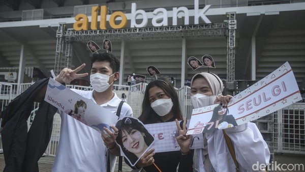 Potret ReVeluv Ramaikan Allo Bank Festival Hari Kedua