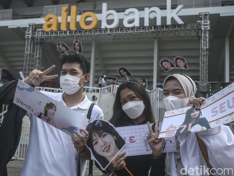 Potret ReVeluv Ramaikan Allo Bank Festival Hari Kedua