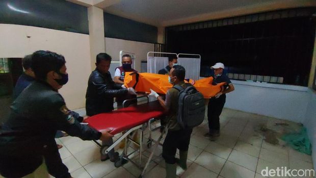 Proses evakusi korban meninggal dunia dalam insiden bus peziarah tabrak rumah di Ciamis