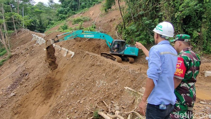 Pembersihan Jalur Putus Di Plampang Kulon Progo Terkendala Tebalnya Longsoran 5487